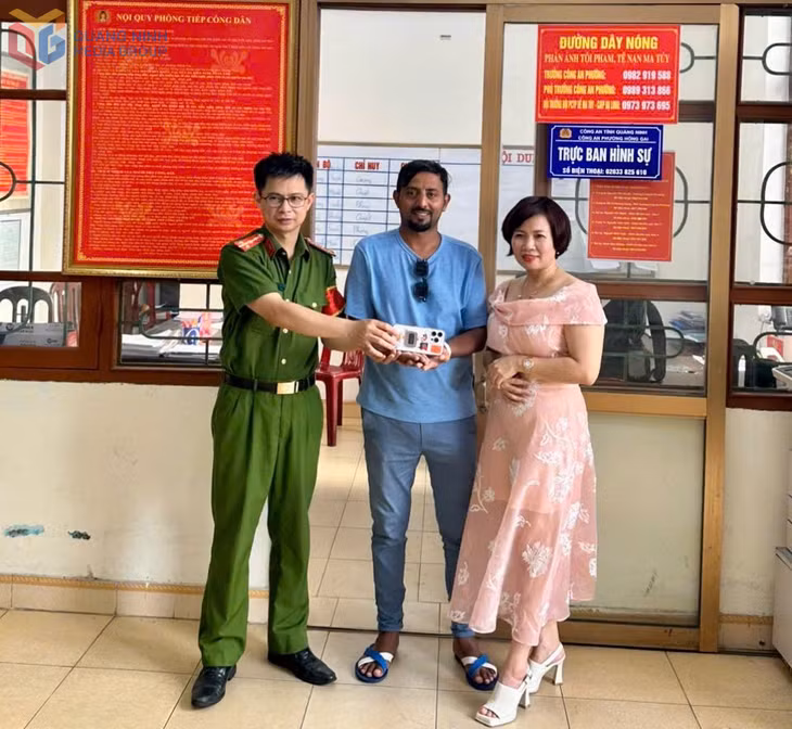 鸿基坊公安把手机还给ALQUARNI TALAL OMARS。