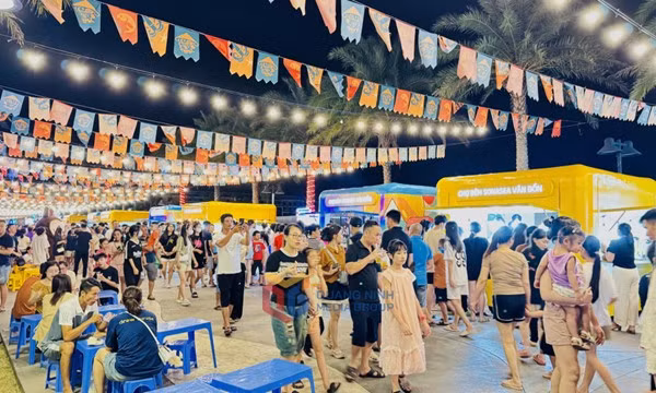 众多当地居民和游客前来云吞索纳西亚夜市开幕式参观体验。