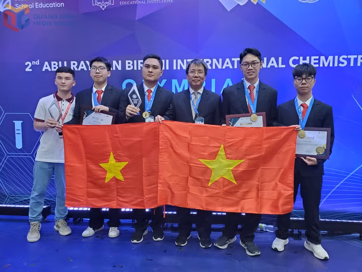 广宁省下龙重点高中学校化学专业三年级学生郑越黄（左二）和他的队友参加 2025 年阿布•雷汗•比鲁尼国际化学奥林匹克竞赛。