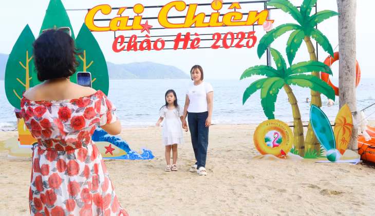 游客在龙头海岸打卡拍照。