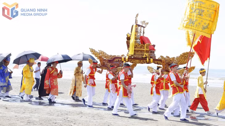海滩上迎神抬轿仪式。