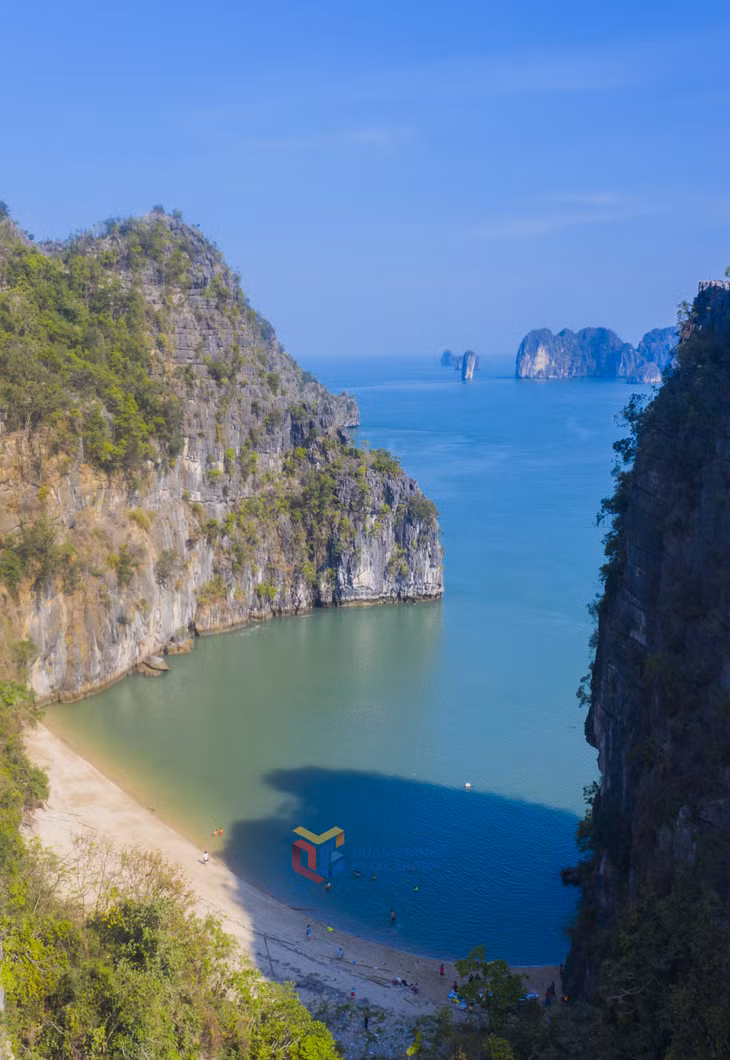 下龙湾有许多自然白沙滩。