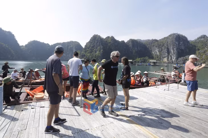 汪翁渔村是越南最古老的渔村，隐藏在石灰岩山脉之中，至今仍保留着传统的海上渔民生活。
