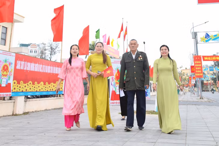 姑苏特区选民兴高采烈前往投票站。