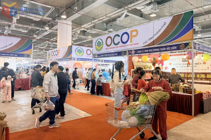 2026年广宁省春季OCOP博览会吸引广大民众与游客。