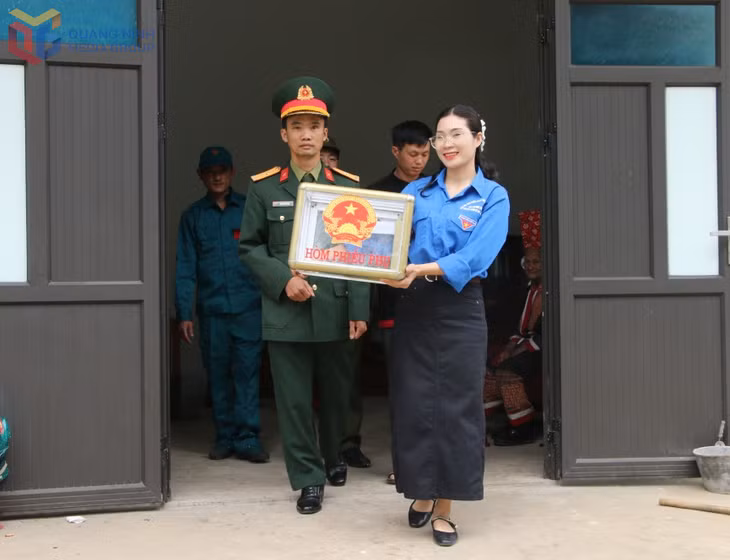 青年团员和横模乡第二号投票站的成员将流动票箱送至高龄选民家中。