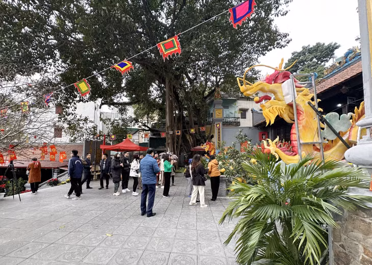 每逢元宵节，龙仙寺吸引众多市民和游客前来上香、祭拜、祈求平安。