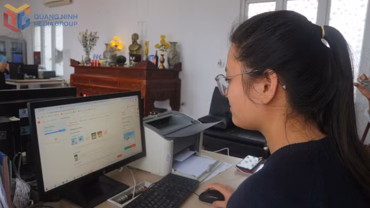 广宁水产生产贸易有限公司员工正在 Shopee 电商平台上检查订单。