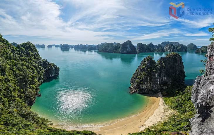 脚掌岛区域： 沙滩呈现完美的半圆弧形，环抱住一片静谧的海湾，在遗产腹地构成了一个天然“游泳池”。