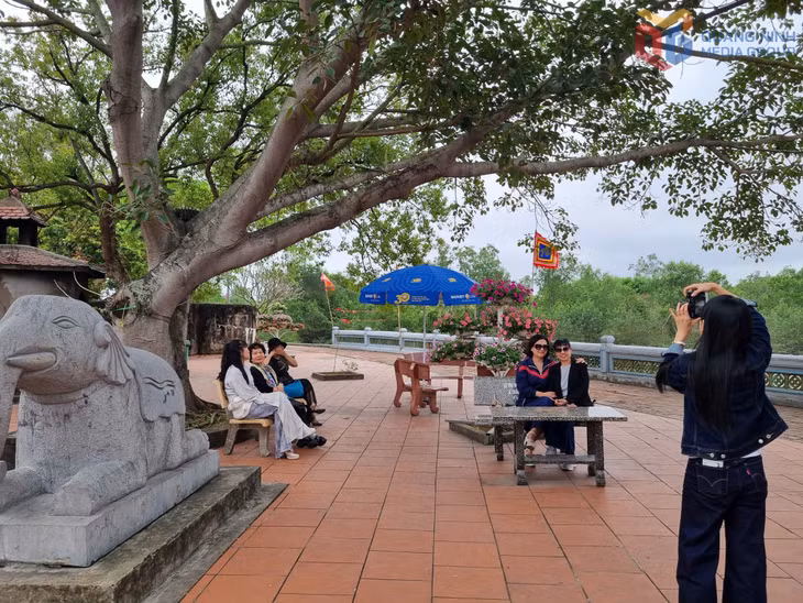 祭拜仪式结束后，游客在白藤遗迹区园林中悠闲休憩、拍照留念。