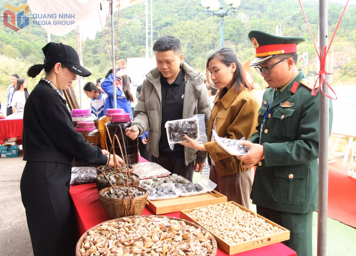 人民和游客在秒回里销售当地农产品的摊位参观、购物。