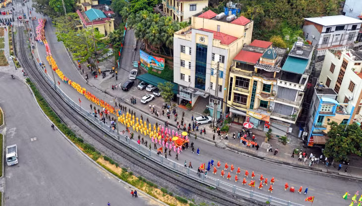 巡游队伍穿过翁门坊的主要街道。