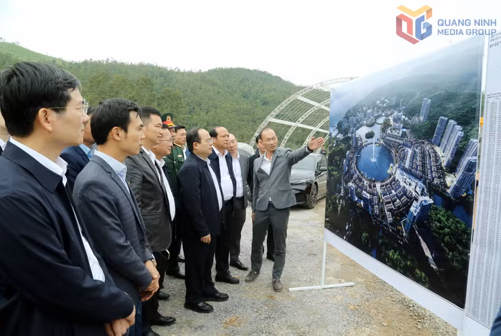 广宁省委书记和工作代表团听取项目投资商介绍关于云屯经济区高端综合旅游服务区项目规划。