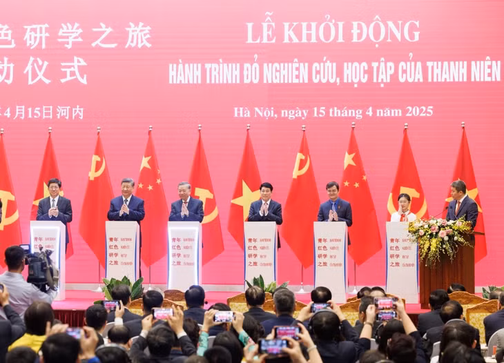 2025年4月15日，中越领导人在河内共同启动“青年红色研学之旅”项目。图：越南通讯社 Các đồng chí lãnh đạo Việt Nam, Trung Quốc khởi động dự án "Hành trình đỏ: Nghiên cứu, học tập của thanh niên" ngày 15/4/2025 tại Hà Nội. Ảnh: TTX Việt Nam