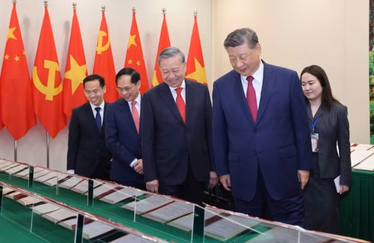 中共中央总书记、国家主席习近平同越共中央总书记苏林共同见证中越双方签署的45份双边合作文本展示。图：越南通讯社 Tổng Bí thư Tô Lâm và Tổng Bí thư, Chủ tịch Trung Quốc Tập Cận Bình cùng xem và nghe giới thiệu về 45 văn bản thỏa thuận hợp tác Việt Nam – Trung Quốc. Ảnh: TTX Việt Nam
