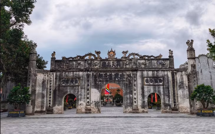 海防市劫泊祠古镜仪门。图：黎新（vnexpress.net） Nghi môn cổ kính tại đền Kiếp Bạc (TP Hải Phòng). Ảnh: Lê Tân (vnexpress.net)