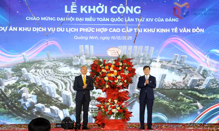 广宁省委副书记、省人民委员会主席裴文康代表广宁省委、省人民议会、人民委员会和省祖国阵线委员会，向太阳集团赠送鲜花表示祝贺。
