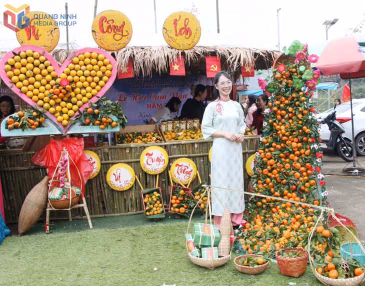 游客在橙子节现场打卡，买橙子