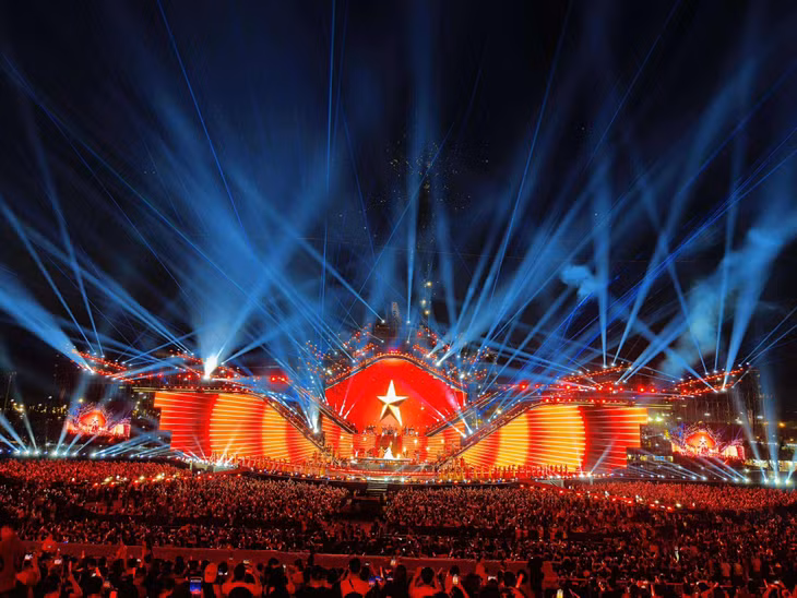 “V Concert－光辉越南”开幕式的舞台场景令人震撼。图：vtv.vn Khung cảnh sân khấu tiết mục mở màn khiến khán giả thật sự choáng ngơp của V-concrt: Rạng rỡ Việt Nam. ảnh: vtv.vn