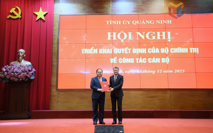越共中央政治局委员、中央书记处书记、中央组织部部长黎明兴向广宁省省委书记管明强授予决定。