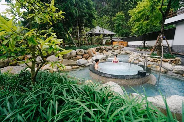游客在光亨洋子温泉度假村体验温泉浴服务。
