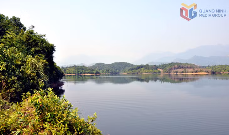 竹排山湖如诗如画的美景。