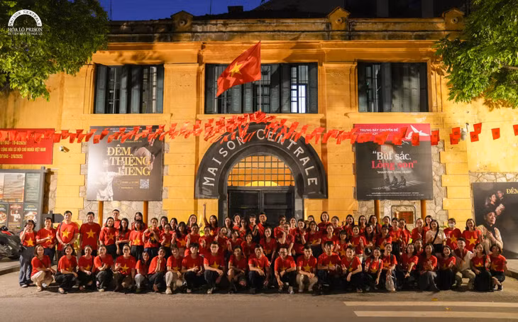 火炉监狱夜游项目吸引大批游客。 Tour đêm tham quan nhà tù Hoả Lò thu hút đông đảo du khách.