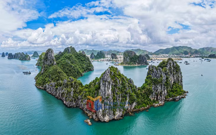嶙峋的山脉倒映在水中，构成了一幅如诗如画的景象，宛如一幅传统的水墨画，是大自然的杰作。