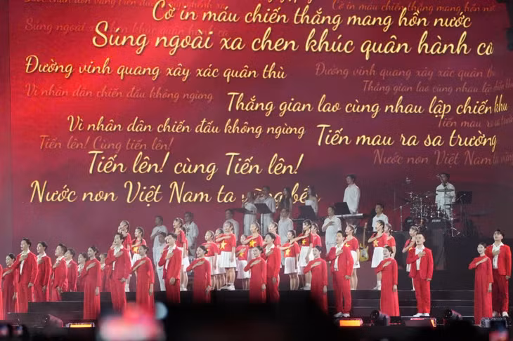 “祖国在我心中”音乐会中，《进军歌》的表演深情而自豪。 Tiết mục "Tiến quân ca" xúc động, tự hào trong Chương trình Tổ quốc trong tim.