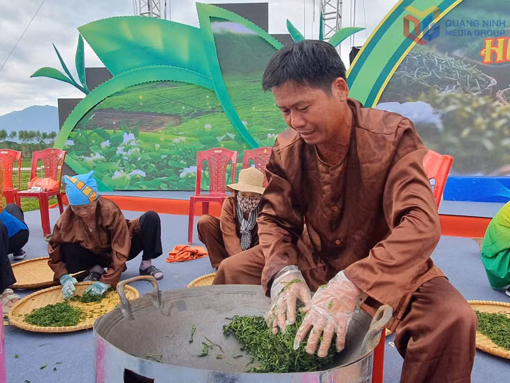 2024年 堂花 茶文化节上的炒茶比赛。