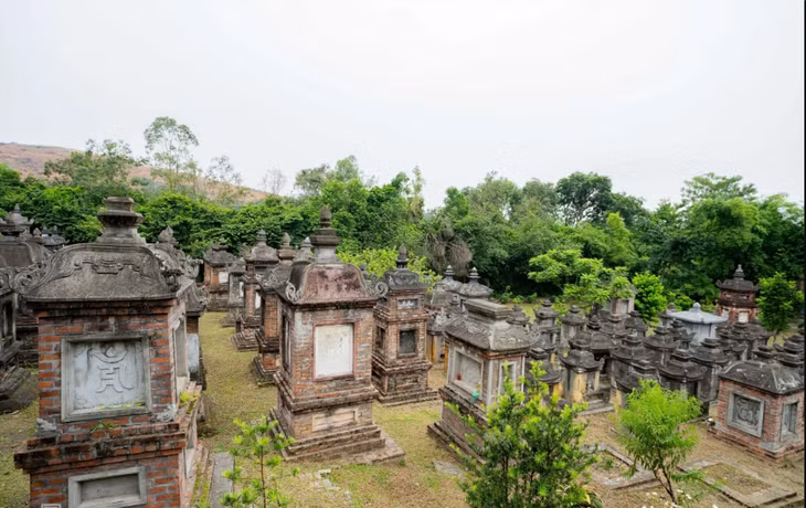 位于北宁省的越南最具规模的普陀寺塔园。图：黄江（vnexpress.net） Vườn tháp lớn bậc nhất Việt Nam tại chùa Bổ Đà (tỉnh Bắc Ninh). Ảnh: Hoàng Giang (vnexpress.net)