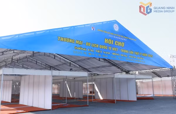 展位正在加紧搭建中。 Các gian hàng hội chợ được khẩn trương hoàn thiện.