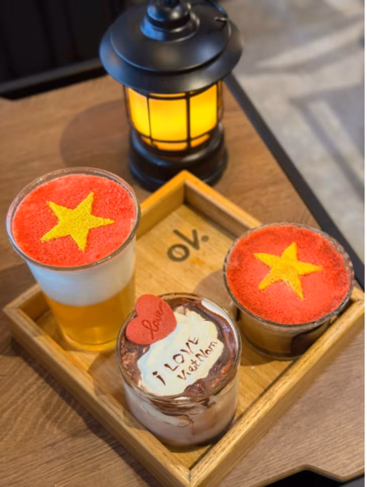 这些精心装饰的饮品传递着越南国庆的喜悦氛围。 Những món đồ uống được decor tinh tế, lan tỏa không khí hân hoan mừng Quốc khánh Việt Nam.