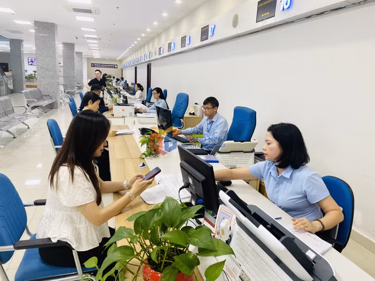 广宁省公共行政服务中心工作人员负为人民办理行政手续。