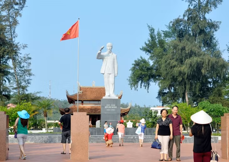 在姑苏岛上的胡志明主席纪念区历史遗迹被列为国家特别遗迹。