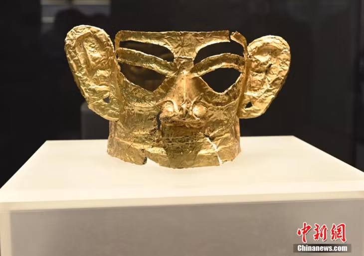 图为展出修复的金面罩。 Trong hình là mặt nạ vàng đã phục chế được trưng bày.