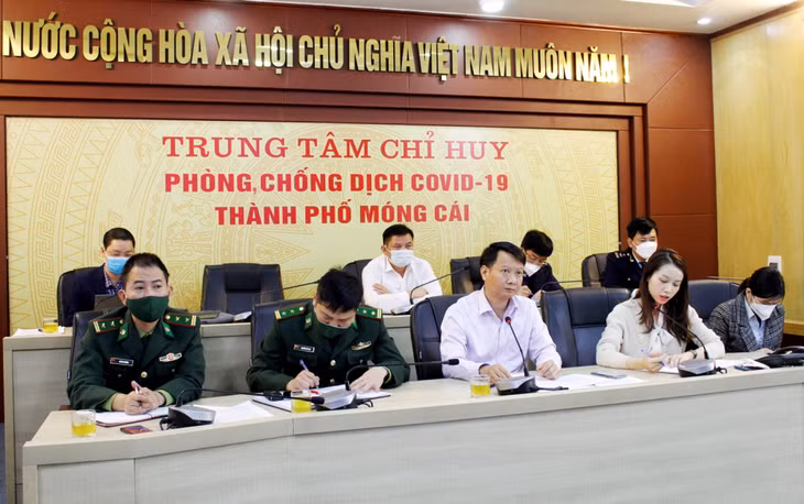 芒街市市委副书记、人民委员会主席湖光辉发表讲话。