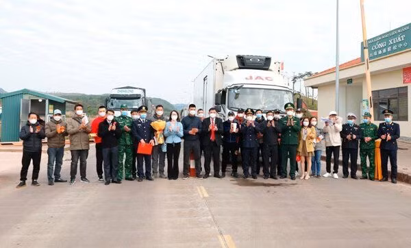 芒街市领导前来向口岸管理干部、人员和企业代表、司机赠送鲜花、发红包，祝贺新年。