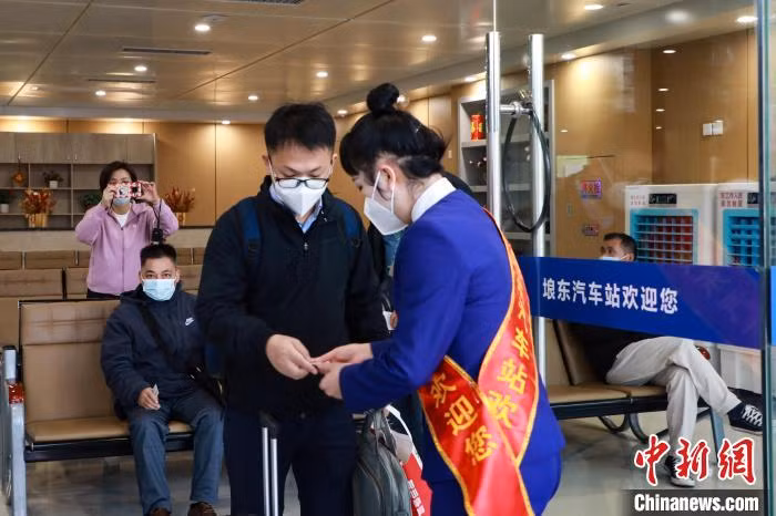 中越边境友谊关口岸、东兴口岸恢复通关 ảnh 3