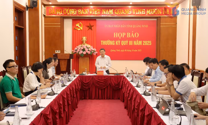 广宁省人民委员会办公厅主任吴光兴向新闻媒体机构通报2025年前9个月的经济社会发展情况。