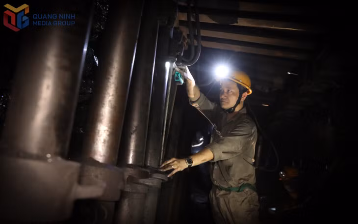 下龙煤炭公司第10采煤工区区长阮文孝深入现场，对标高-335米至-305米水平的液压支架及相关设备系统进行检查，确保各项安全生产条件符合要求。