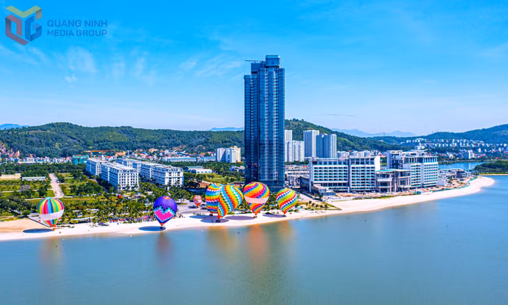 拜寨海滩绵延的洁白细沙，已成为吸引游客纷至沓来的热门目的地。