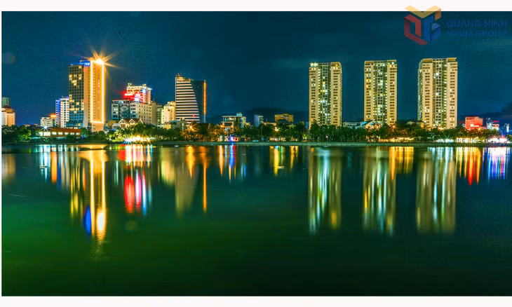 夜幕降临，璀璨灯光倒映水面，营造出如梦如幻的迷人景致。