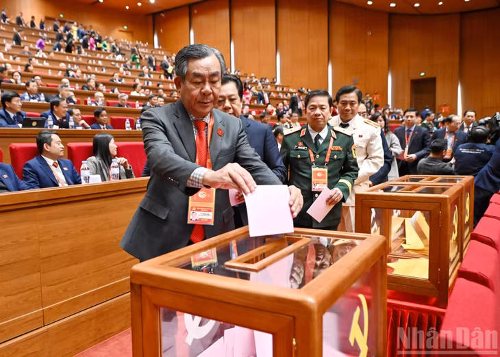 代表们以投票方式选举第十四届中央委员会成员。 Các đại biểu bỏ phiếu bầu Ban Chấp hành Trung ương khóa XIV.