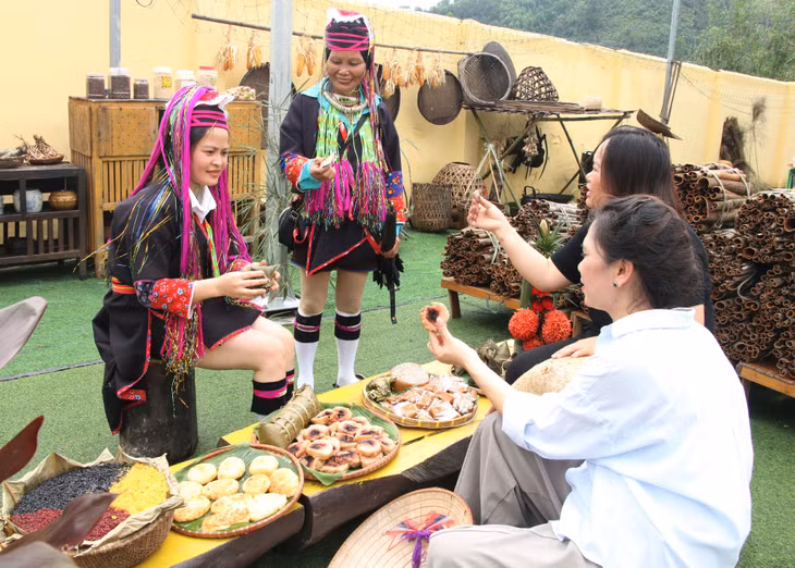 来到开林节，游客可以在一乡一品博览会参观选购并品尝当地美食。