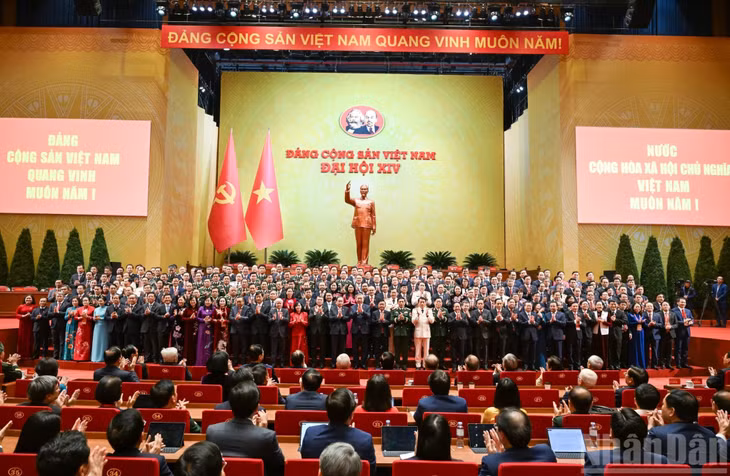 越南共产党第十四届中央委员会集体在大会上亮相。 Ban Chấp hành Trung ương Đảng Cộng sản Việt Nam khóa XIV ra mắt Đại hội.