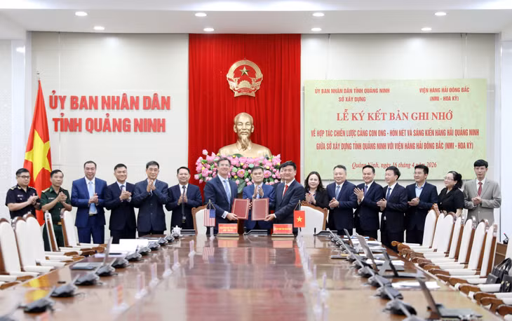 越南广宁省建设厅与美国东北海事学院签署了关于蜜蜂—鸿蔑港区及广宁海事倡议战略合作的谅解备忘录。