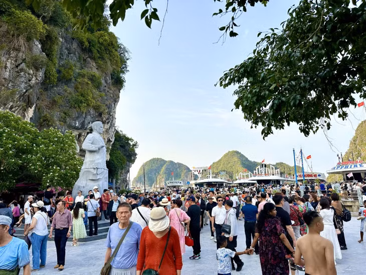 游客参观下龙湾蒂托夫岛
