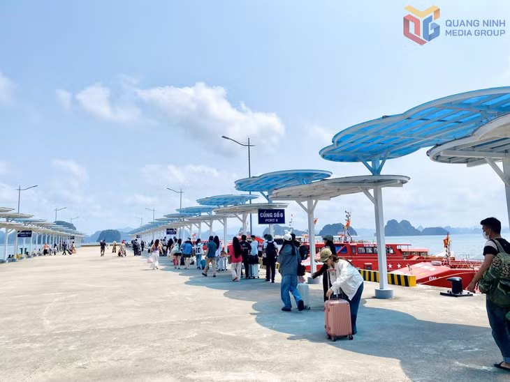 游客在奥仙国际码头排队前往各个岛屿观光