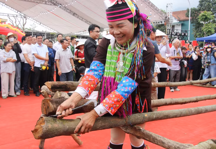 乡亲们踊跃参加剥肉桂皮比赛，展现了传统劳动生产中的灵巧与敏捷。